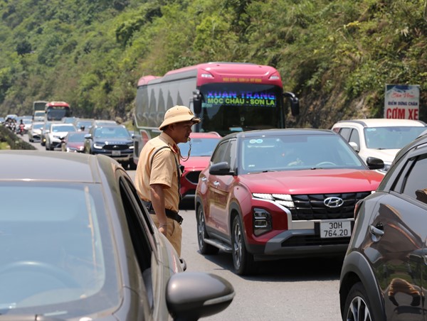 Cảnh sát giao thông giúp đỡ người phụ nữ điều khiển ô tô bị chết máy