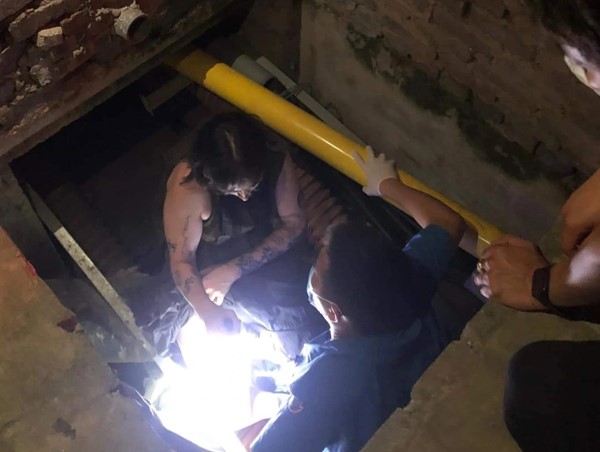 Cô gái người nước ngoài rơi xuống hố sâu trên đường Xuân Diệu