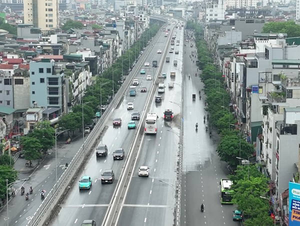 Vành đai 2 trên cao cứ mưa là ngập do không được dọn rác thường xuyên