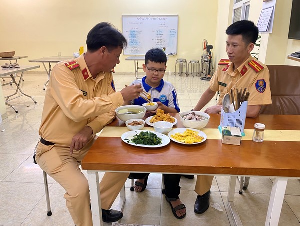 Cháu bé đi lạc từ Vĩnh Phúc được cảnh sát giao thông Hà Nội hỗ trợ tìm gia đình