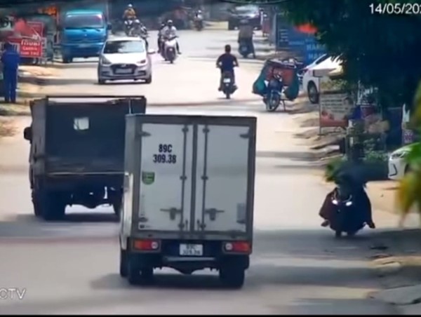 Tài xế buồn ngủ khiến chiếc xe tải đánh võng trên đường