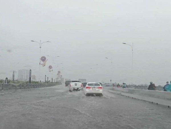 Lý giải nguyên nhân cầu Vĩnh Tuy giai đoạn 2 cứ mưa lại ngập