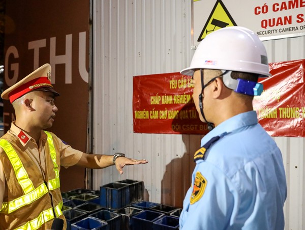 Dán băng rôn tuyên truyền tài xế chở đúng tải