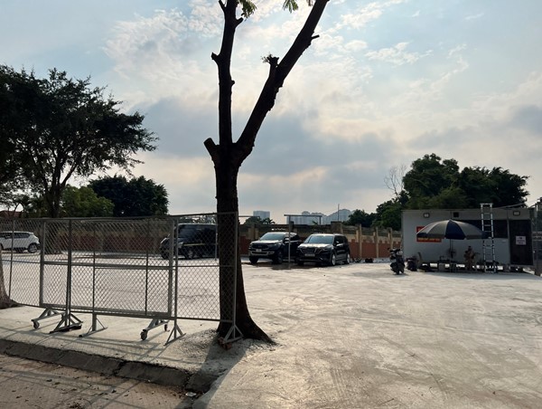 Đổ bê tông bãi đất trước cửa nghĩa trang Xa La để trông xe trái phép