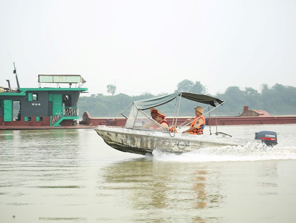 CSGT đường thuỷ tuần tra, xử lý vi phạm trên sông Hồng