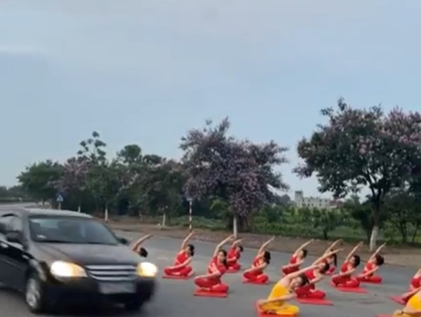 Xử phạt thêm 14 người tập yoga giữa đường