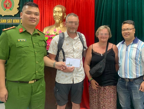 Trả lại tiền taxi bị ''chặt chém'' trên phố cổ cho hai du khách nước ngoài