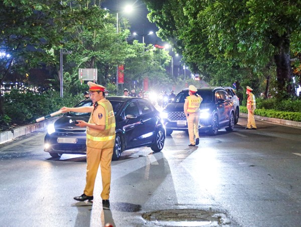 Liên quân cảnh sát giao thông Hà Nội xử lý triệt để vi phạm về nồng độ cồn