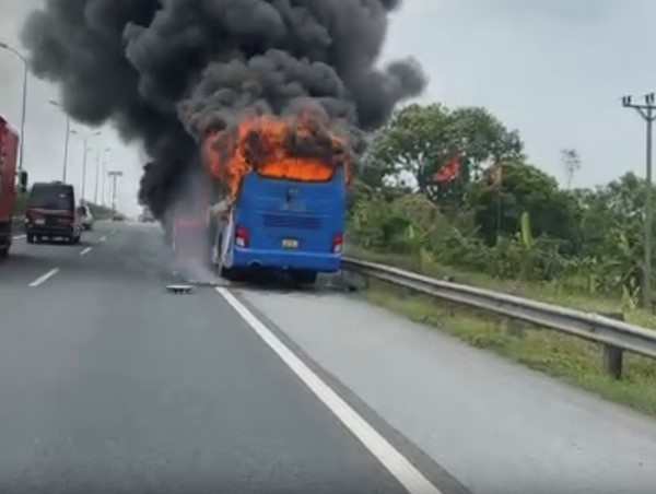 Xe khách bốc cháy ngùn ngụt trên cao tốc