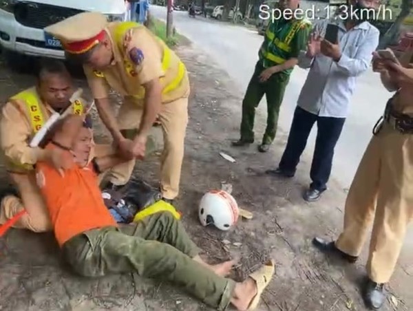 Hà Nội: Người đàn ông say rượu lăng mạ, tấn công cảnh sát giao thông