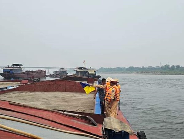 Tăng cường xử lý nhiều trường hợp vi phạm trên sông Hồng