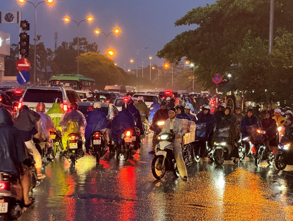 Mưa như trút nước giờ cao điểm, người dân Thủ đô chật vật về nhà 
