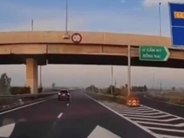 Xử phạt nữ tài xế đi lùi trên cao tốc Long Thành - Dầu Giây