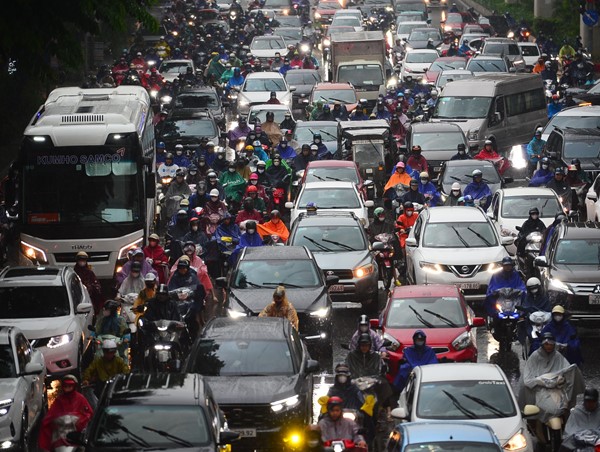 Ô tô, xe máy chen nhau trên đường phố Thủ đô trong cơn mưa lớn sáng 5/6