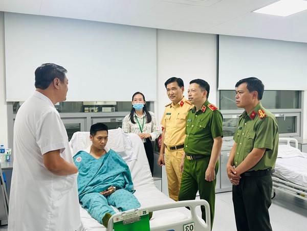 Chiến sĩ cảnh sát giao thông bị lái xe ba gác tông trọng thương