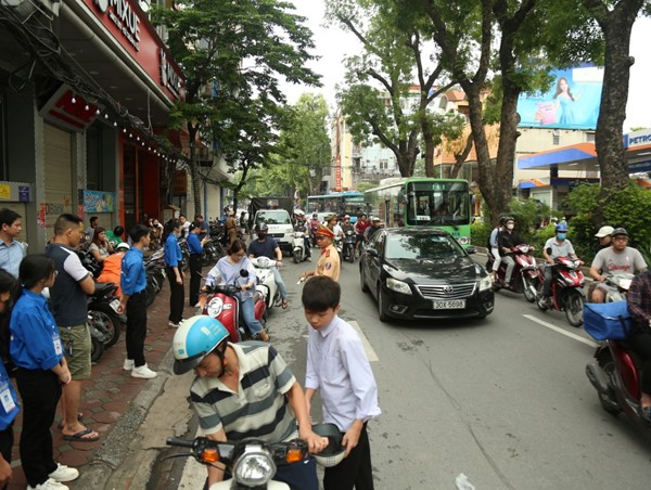 Hà Nội: Giao thông thuận lợi, an toàn trong ngày đầu kỳ thi vào lớp 10