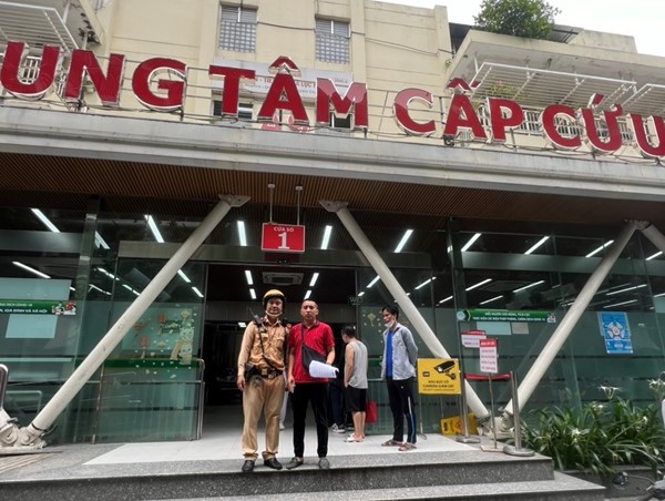 CSGT Hà Nội “mở đường” đưa bệnh nhân nguy kịch đi cấp cứu 