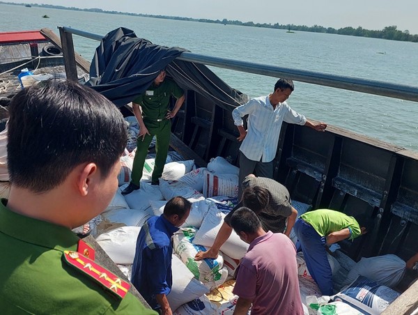 Bắt giữ nhóm đối tượng trộm cắp hàng tấn đường thực phẩm