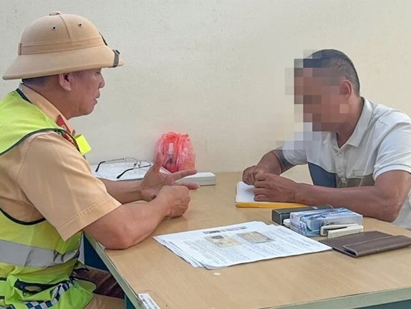 Xử phạt hai tài xế đi ngược chiều trên cao tốc