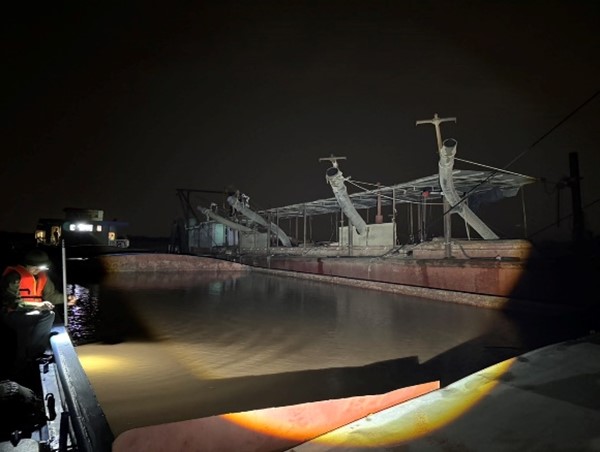 Bắt giữ 2 tàu hút trộm cát trên sông Hồng