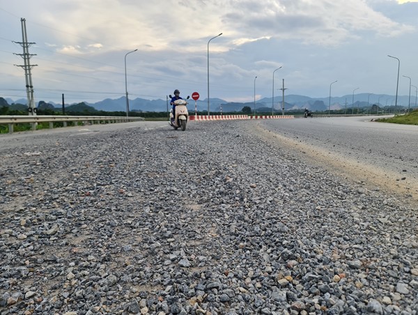 Huyện Mỹ Đức: Con đường nhựa phủ đầy đá đánh bẫy người dân