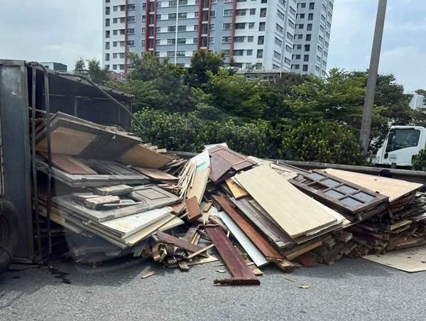 Xe tải chở cửa gỗ lật ngang trên Vành đai 3