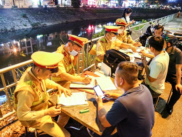 Bị trừ hết điểm giấy phép lái xe phải đi kiểm tra lại kiến thức pháp luật