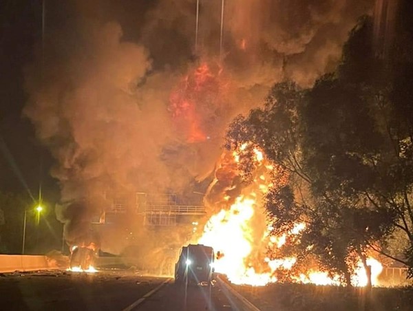Xe chở xăng dầu bốc cháy dữ dội trên cao tốc