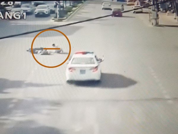 CSGT lấy thân mình ngăn chặn người phụ nữ lao thẳng vào đoàn xe ưu tiên 