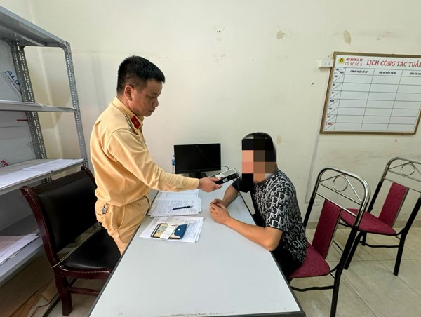 Triệu tập tài xế xe khách vượt đèn đỏ đâm lật xe tải