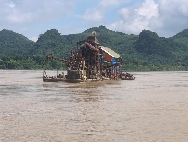 Bắt 3 vụ khai thác cát, sỏi trái phép trên sông Lô