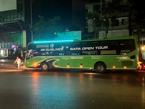 Xử phạt tài xế điều khiển xe khách đi lên cầu vượt Thái Hà 