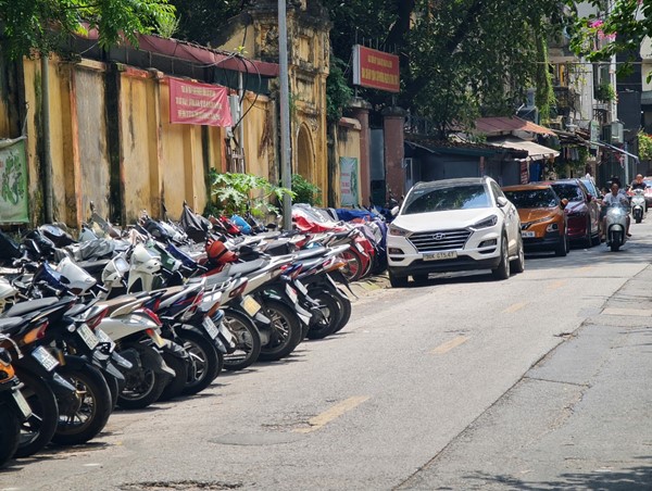 Quận Ba Đình: Phố Nguyễn Trung Trực bị chiếm dụng lòng đường để trông xe