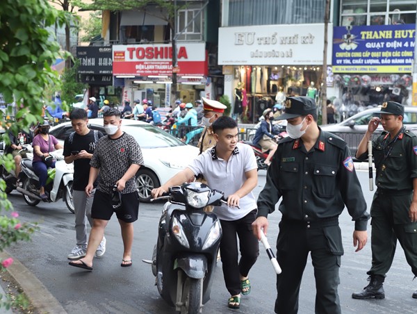 Hà Nội: Tổ công tác đặc biệt góp phần “xây dựng văn hoá giao thông”