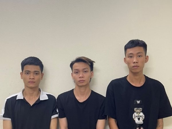 Bắt 3 đối tượng đánh người chỉ vì thấy “ngứa mắt“