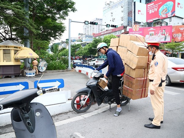 Siết chặt tình trạng chở hàng hoá cồng kềnh trên các tuyến phố nội đô