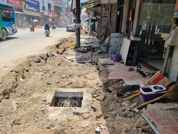 Thị trấn Vân Đình: Thi công đường đào hào chắn lối nhà dân