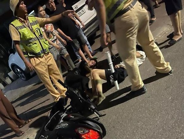 Thanh niên đi xe máy lao thẳng vào chốt nồng độ cồn
