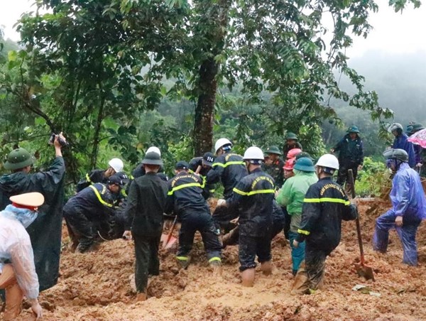 Phân luồng giao thông qua đoạn sạt lở đất nghiêm trọng ở Hà Giang