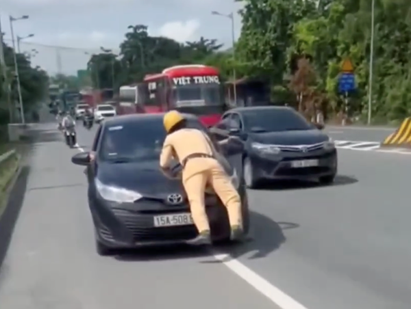 Truy tìm tài xế hất Cảnh sát giao thông lên nắp capo 