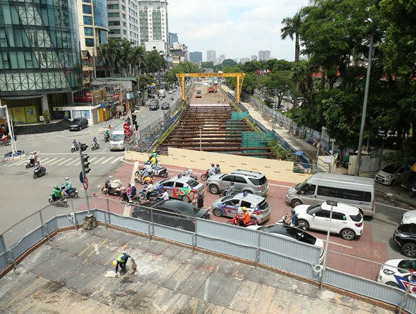 Giao thông thuận lợi qua đoạn rào chắn thi công dốc hạ ngầm đường sắt đô thị