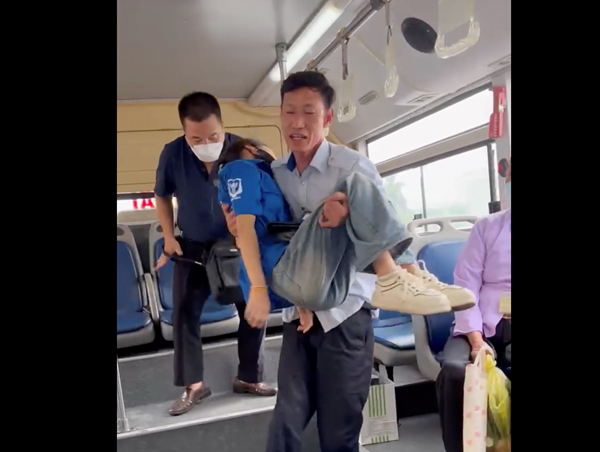 Kịp thời đưa hành khách ngất trên xe buýt đi bệnh viện