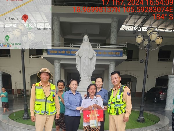 Người phụ nữ đi lạc lên cao tốc được CSGT đưa về nhà