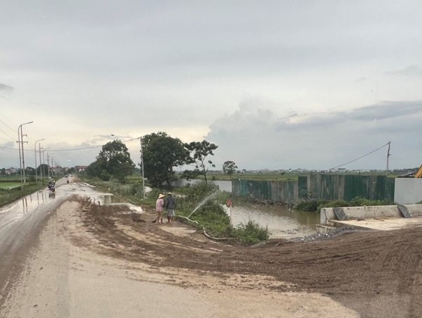 Huyện Thanh Oai: đường dân sinh ngập trong bùn đất từ công trường xây dựng