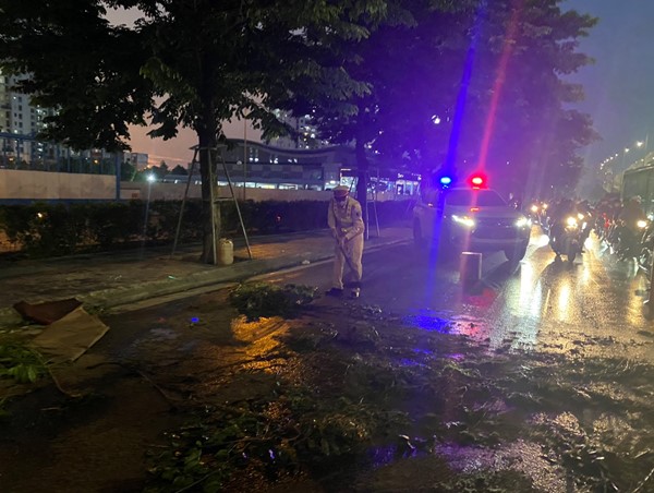 Truy tìm nguyên nhân gây ra vết dầu trên đường Phạm Văn Đồng