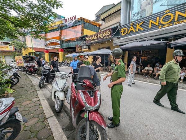 Ra quân xử lý vi phạm trên tuyến đường sông Sét