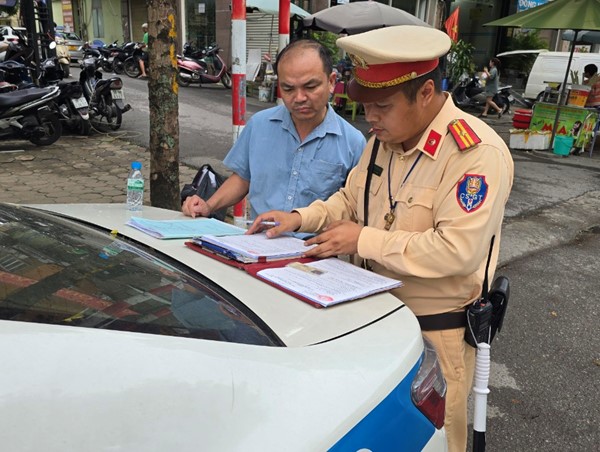 Cảnh sát giao thông xử phạt xe khách trên đường Trần Vỹ