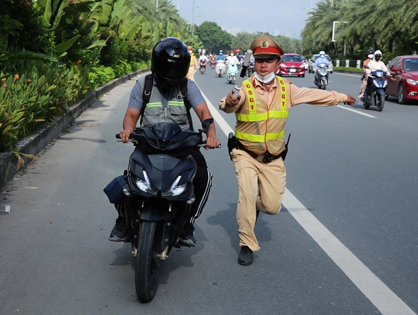Cảnh sát giao thông Hà Nội đồng loạt ra quân xử lý xe máy đi vào cao tốc