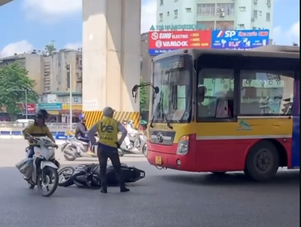 Xe ôm công nghệ Be chặn đầu, gây tai nạn với xe buýt