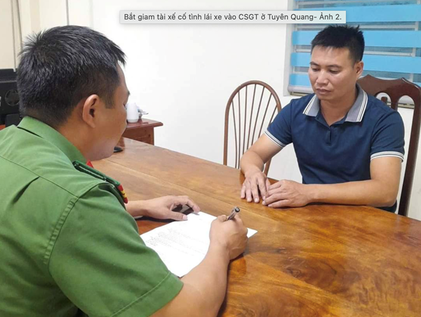 Bắt một tài xế không chấp hành hiệu lệnh của cảnh sát giao thông